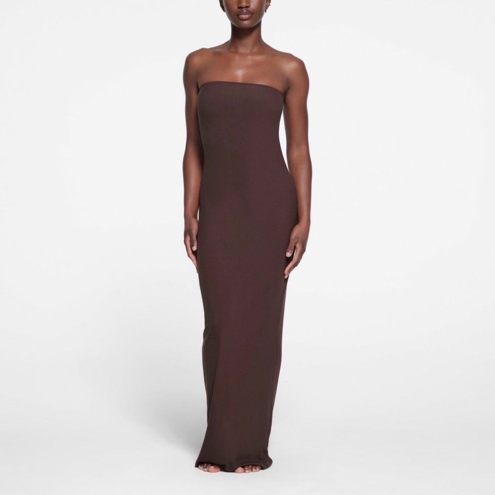 Skims fit everybody tube dress in brown